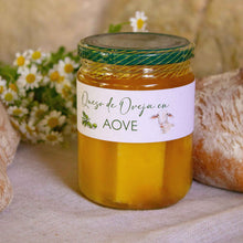 Cargar la imagen en el visor de la galería, Queso de Oveja en Aceite de Oliva Virgen Extra