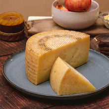 Cargar la imagen en el visor de la galería, Queso Manchego D.O.P Semicurado Artesano